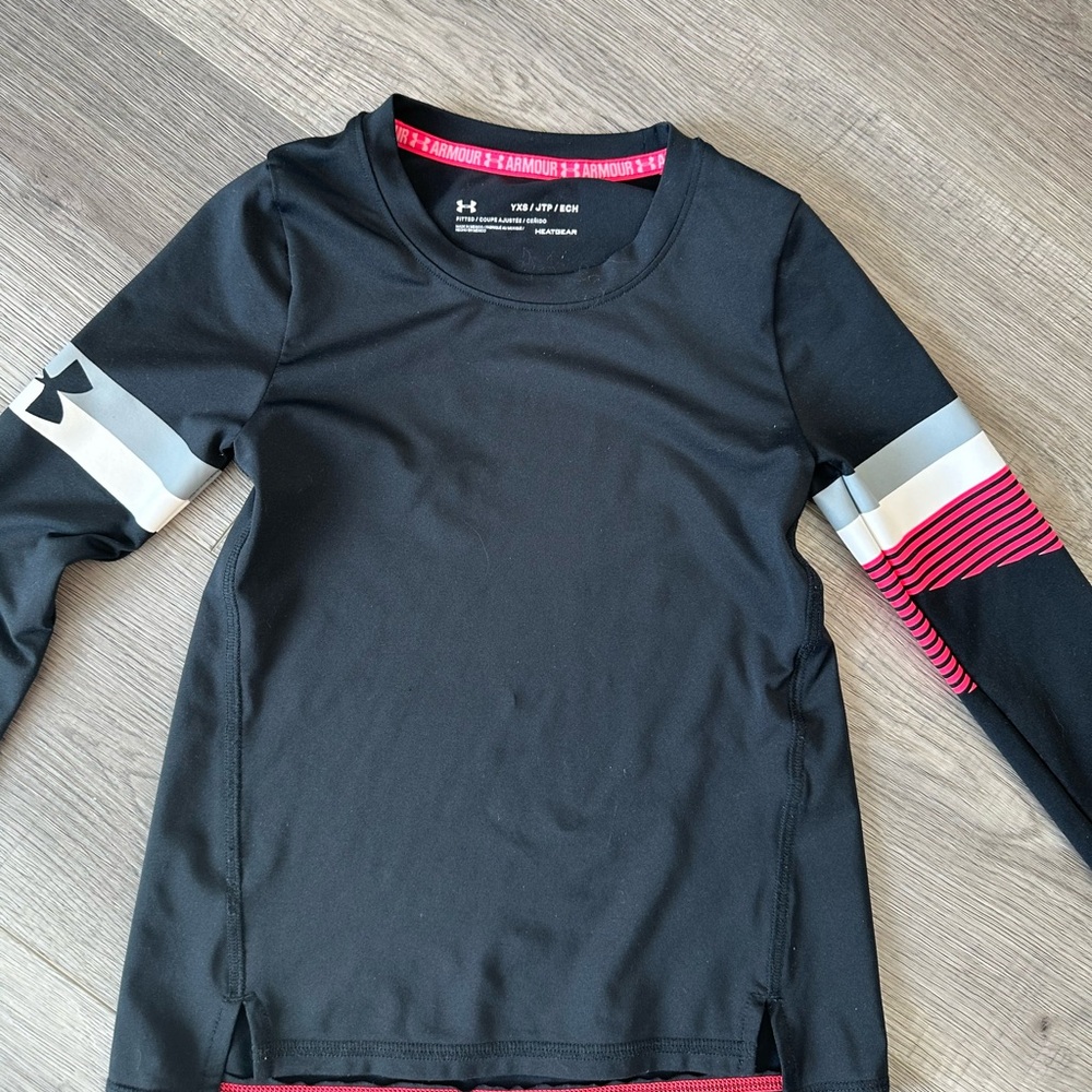 3/24$ Under Armour girls long sleeve “heat gear” shirt size XS - Picture 2 of 5